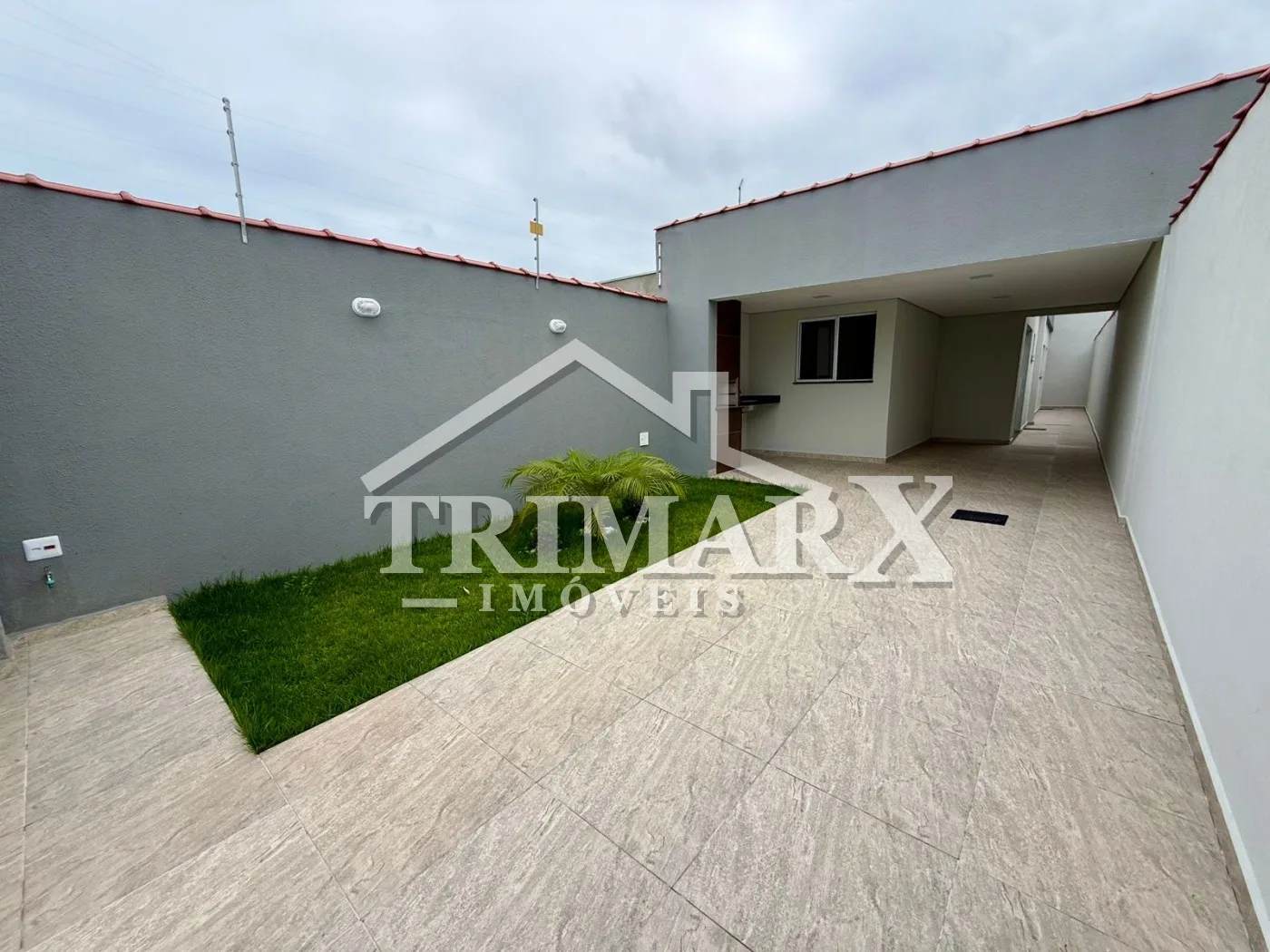 Casa no bairro Belas Artes em Itanháem, no litoral sul de São Paulo, lado praia à 1000 metros do mar, em rua calçada