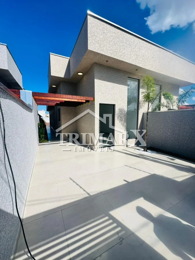 <p>Casa no Jardim Grandesp em Itanhaém, litoral sul de São Paulo, lado praia 500 metros do mar, em rua calçada