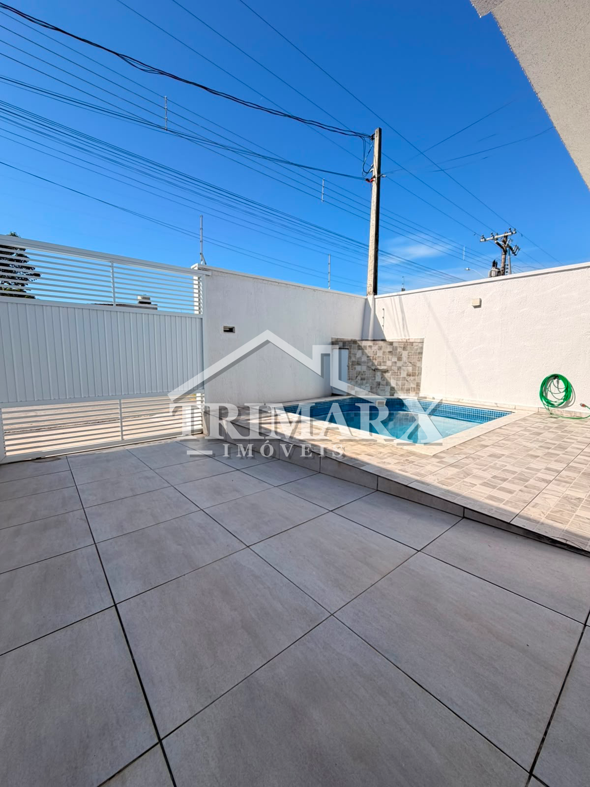 Casa para Venda, Peruíbe / SP, lado praia, a 2 km da praia, em rua pavimentada.