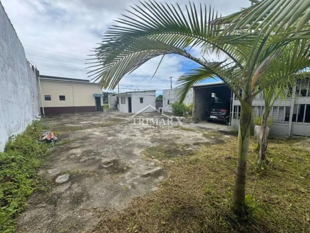 Casa com salão comercial para Venda no bairro Bopiranga, localizado na cidade de Itanhaém / SP
