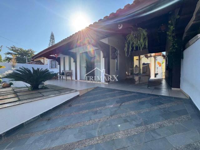 Casa no Balneário Stella Maris em Peruibe, lado praia à 100 metros do mar, em rua pavimentada. Imóvel com 258 m² de área tota