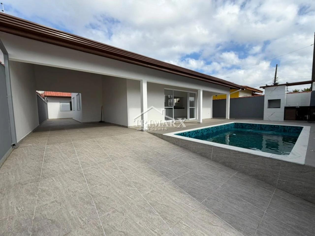 a no Centro em Peruibe, lado praia, a 80 metros do mar, em rua pavimentada. Imóvel com 333 m² de área total, — foto 1