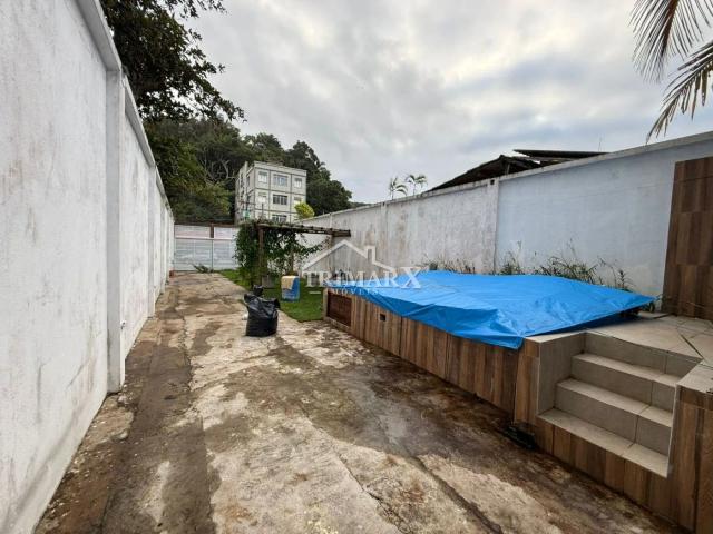 Casa na Praia dos Sonhos , em Itanhaem, no litoral sul de São Paulo, lado praia à 50 metros do mar, em rua pavimentada