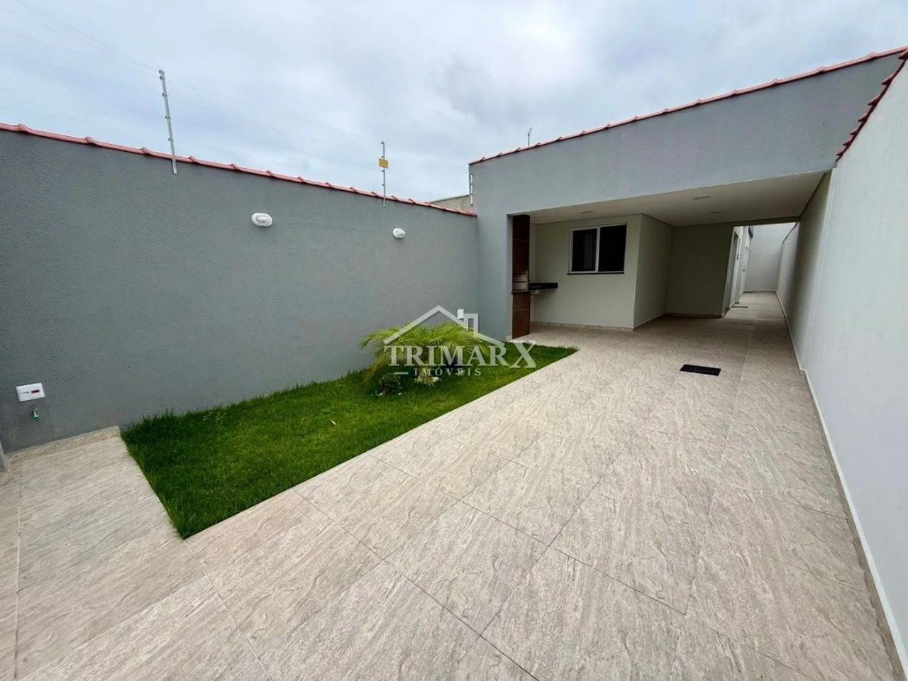 Casa no bairro Belas Artes em Itanháem, no litoral sul de São Paulo, lado praia à 1000 metros do mar, em rua calçada — foto 1