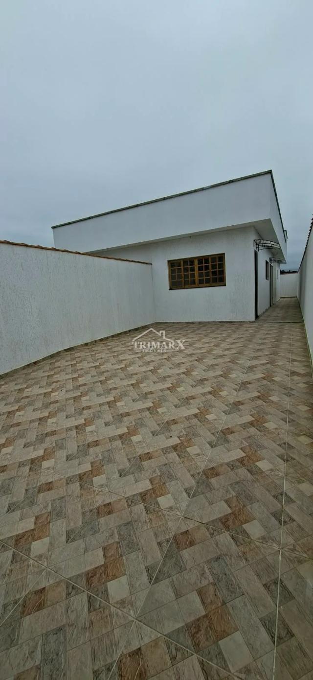 Casa no bairro Estância São José, em Peruíbe, no litoral sul de São Paulo, lado praia, pós linha, a 1000 metros do mar, em rua pavimentada. Imóvel com 140 m² de área total. — foto 2