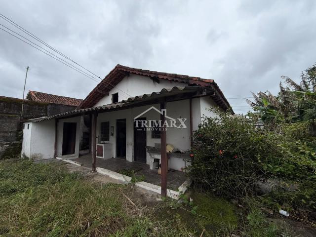 Casa no Centro, em Peruíbe, no litoral sul de São Paulo, lado praia, a 1,8 km do mar, em rua pavimentada. Imóvel com 290 m² de área total. — foto 2