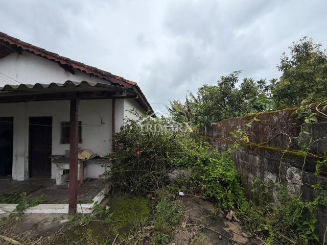 Casa no Centro, em Peruíbe, no litoral sul de São Paulo, lado praia, a 1,8 km do mar, em rua pavimentada. Imóvel com 290 m² de área total. — foto 4