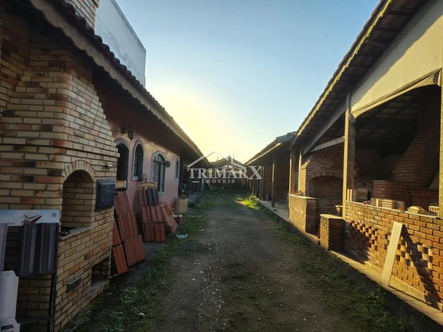 Comércio em Peruíbe,  02 salas comerciais, 02 banheiros, Salão nos fundos, Cozinha, Sala para escritório,  02 galpões.