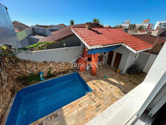 Casa no bairro Belmira Novaes, em Peruíbe, lado praia, a 345,27 metros do mar, em rua pavimentada. Imóvel com 334 m² de área total