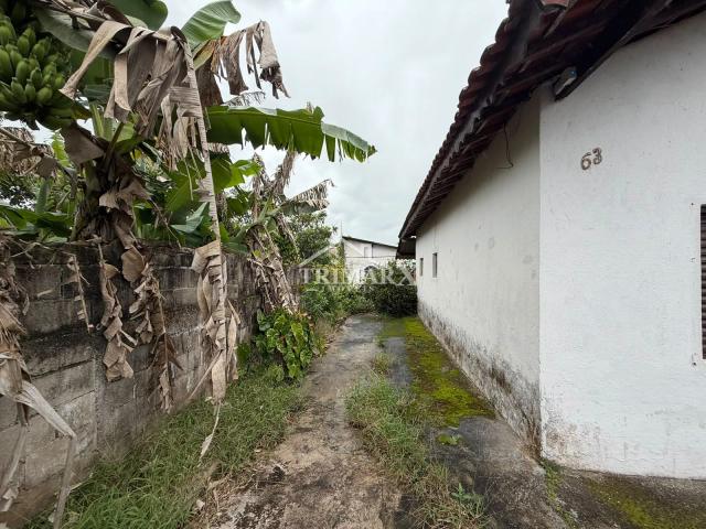 Casa no Centro, em Peruíbe, no litoral sul de São Paulo, lado praia, a 1,8 km do mar, em rua pavimentada. Imóvel com 290 m² de área total. — foto 5