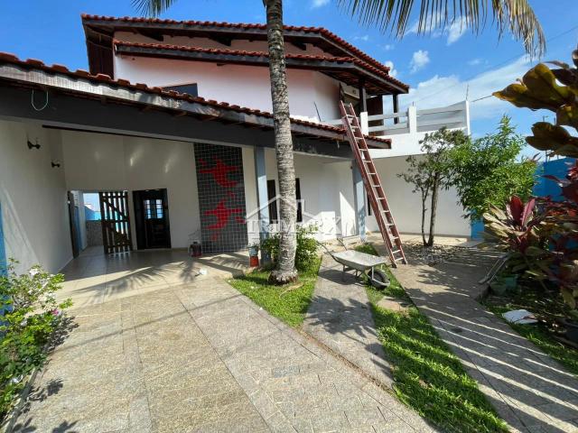 Casa no bairro Tupy, em Itanhaém, lado praia, a 50 metros do mar, em rua pavimentada. Imóvel com 250 m² de área total. — foto 2