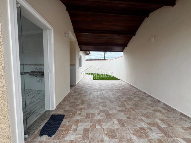 Casa no Jardim Peruíbe, em Peruíbe, no litoral sul de São Paulo, lado praia, a 1,9 km do mar, em rua pavimentada. Imóvel com 140 m² de área total. — foto 2