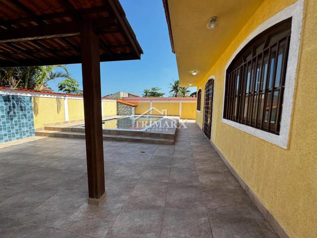 Casa no bairro Parque Augustus, em Itanhaém, lado praia, a 100 metros do mar, em rua pavimentada. Imóvel com 409,69 m² de área total.