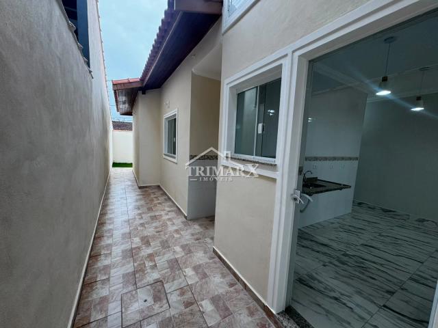 Casa no Jardim Peruíbe, em Peruíbe, no litoral sul de São Paulo, lado praia, a 1,9 km do mar, em rua pavimentada. Imóvel com 126,55 m² de área total. — foto 3
