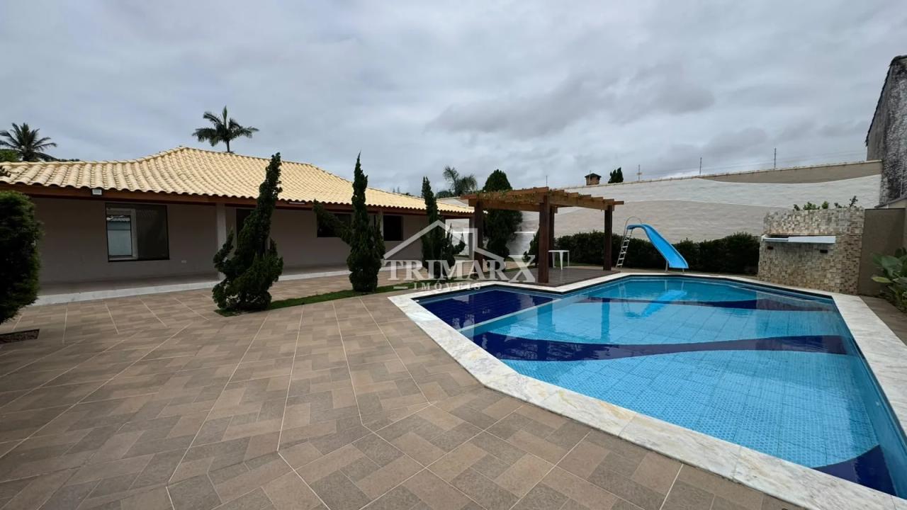 Casa no bairro Oasis, em Peruíbe, no litoral sul de São Paulo, lado praia, a 800 metros do mar, em rua pavimentada. Imóvel com 790 m² de área total. — foto 1