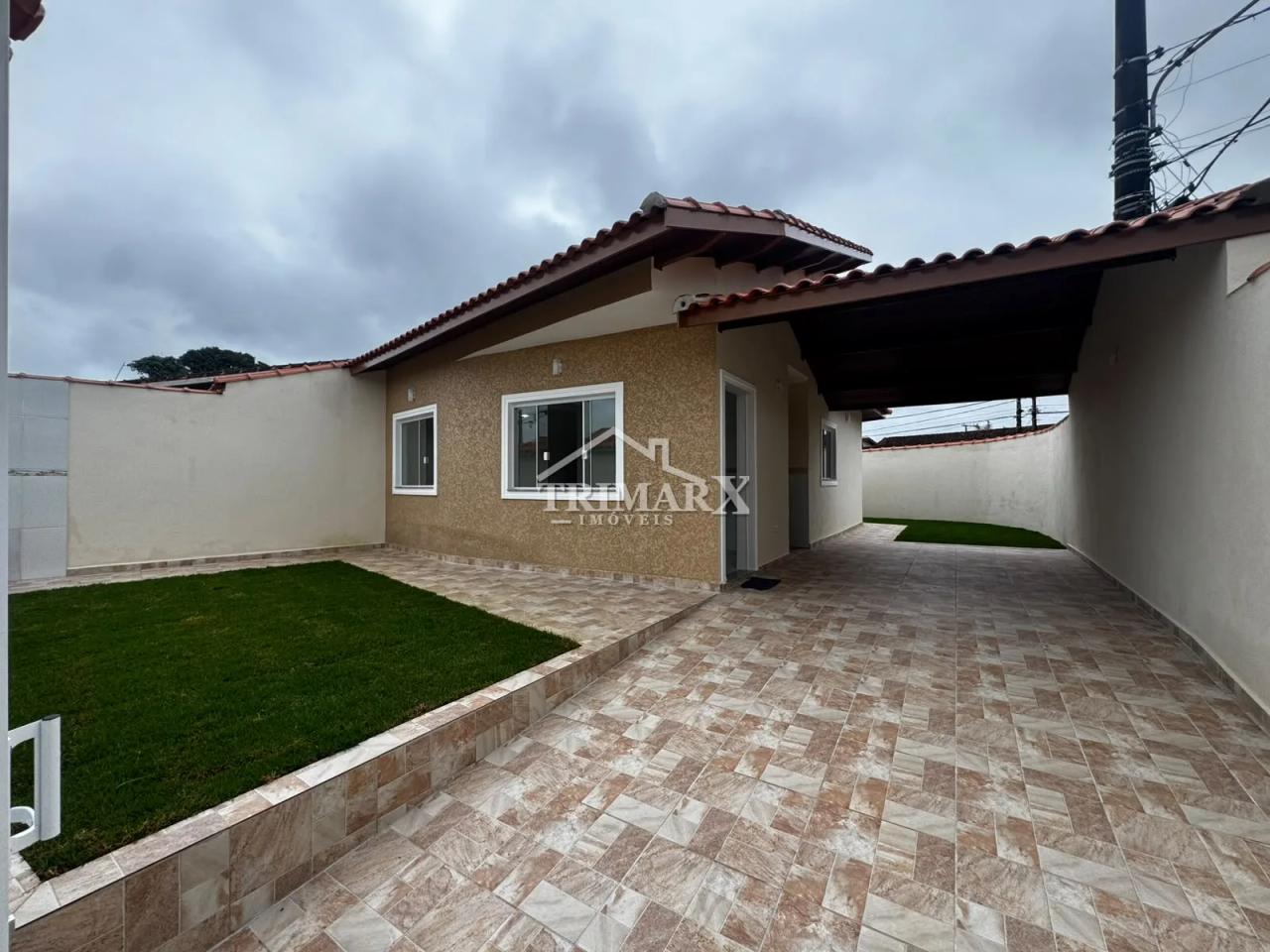Casa no Jardim Peruíbe, em Peruíbe, no litoral sul de São Paulo, lado praia, a 1,9 km do mar, em rua pavimentada. Imóvel com 140 m² de área total. — foto 1