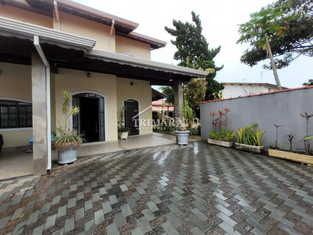 Casa de Alto Padrão, para venda ou locação, no bairro Arpoador, em Peruíbe, lado praia, a 550 metros do mar, em rua pavimentada. Imóvel com 600 m² de área total — foto 2