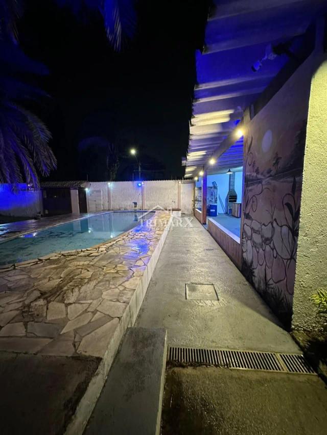 Casa em condomínio no bairro Bopiranga em Itanhaém , lado praia, a 150 metros do  mar, em rua pavimentada. Imóvel com 76,20m² de área construída.