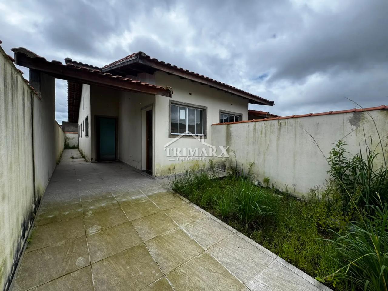 Casa no bairro Estância Santa Izabel, em Peruíbe, no litoral sul de São Paulo, lado serra, a 1000 metros do mar, em rua de terra. Imóvel com 125 m² de área total. — foto 1