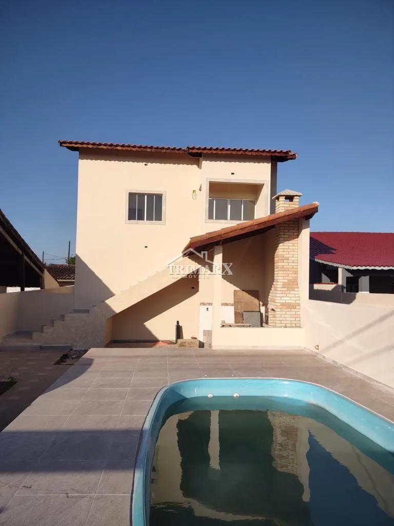 Casa sobreposta alta no bairro Bopiranga, em Itanhaém, litoral sul de São Paulo, lado praia, a 600 metros do mar, em rua pavimentada. Imóvel possui 70,65 m² de área util. — foto 1