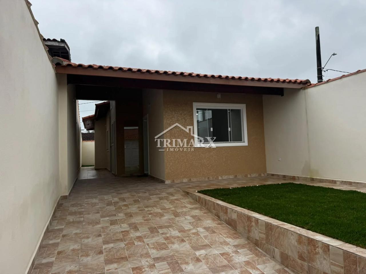 Casa no Jardim Peruíbe, em Peruíbe, no litoral sul de São Paulo, lado praia, a 1,9 km do mar, em rua pavimentada. Imóvel com 126,55 m² de área total. — foto 1