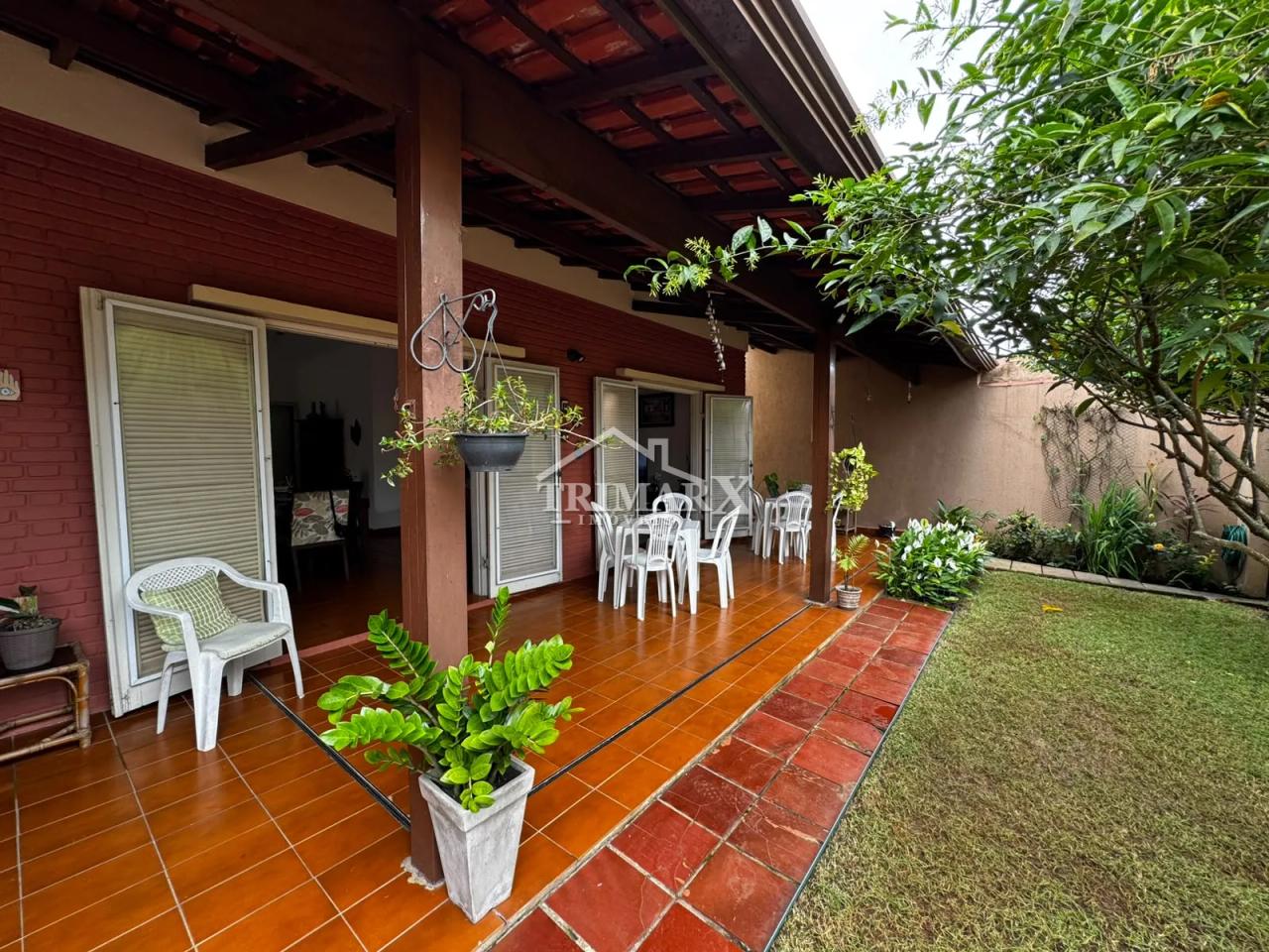 Casa no bairro Stella Maris, em Peruíbe, no litoral sul de São Paulo, lado praia, a 200 metros do mar, em rua pavimentada. Imóvel com 360 m² de área total. — foto 1