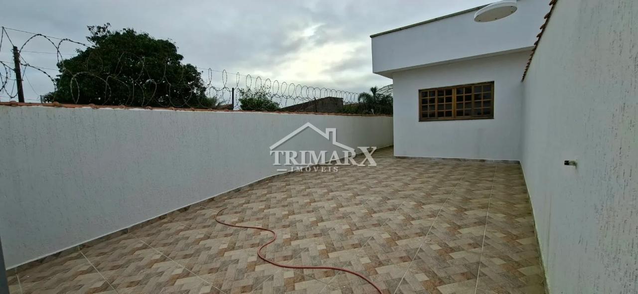 Casa no bairro Estância São José, em Peruíbe, no litoral sul de São Paulo, lado praia, pós linha, a 1000 metros do mar, em rua pavimentada. Imóvel com 140 m² de área total. — foto 1