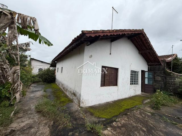 Casa no Centro, em Peruíbe, no litoral sul de São Paulo, lado praia, a 1,8 km do mar, em rua pavimentada. Imóvel com 290 m² de área total. — foto 3