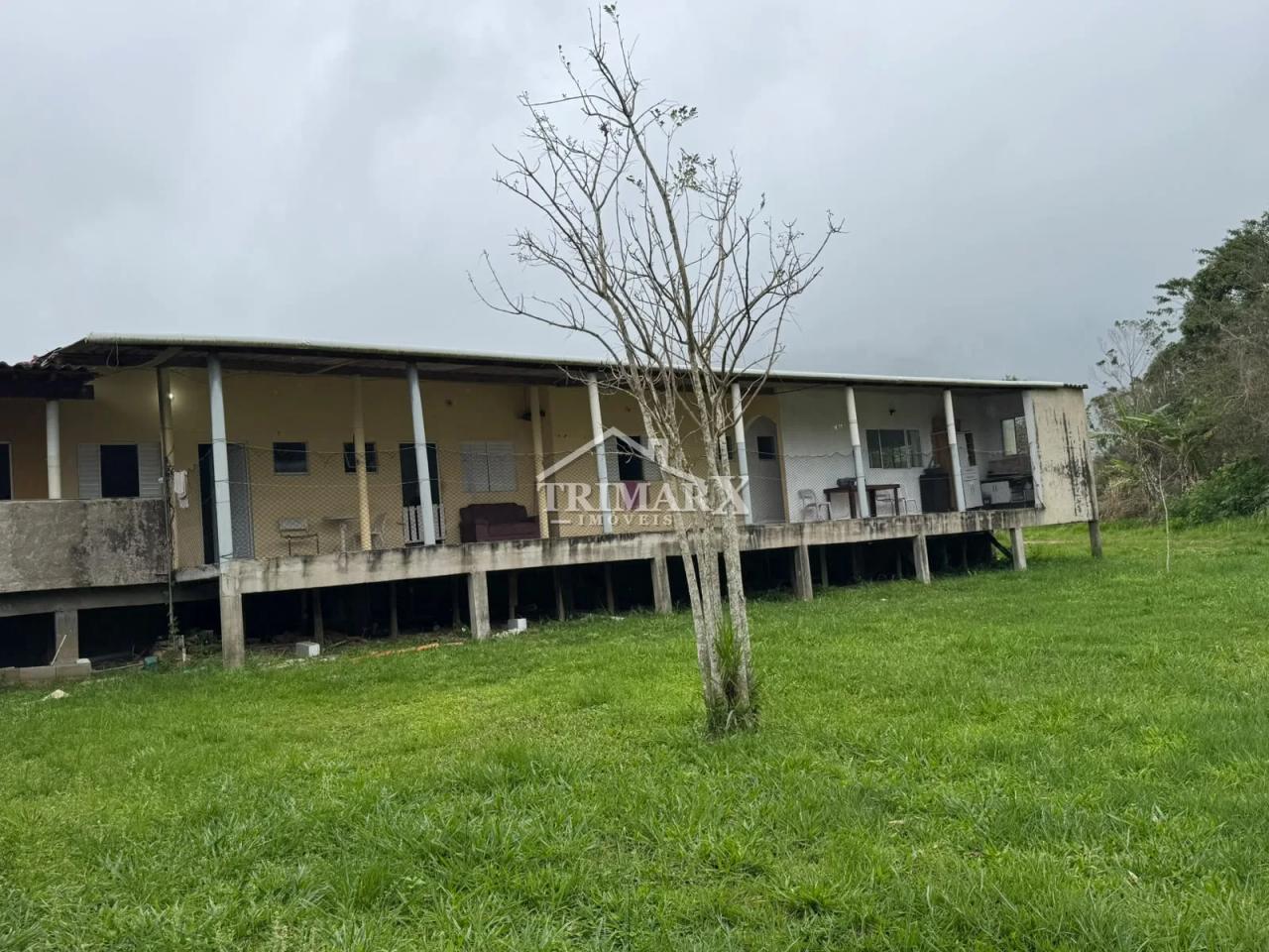 Casa no bairro Chácara Fazenda São João, em Peruíbe, no litoral sul de São Paulo, lado serra, em rua de terra. Imóvel com 565,26 m² de área total. — foto 1