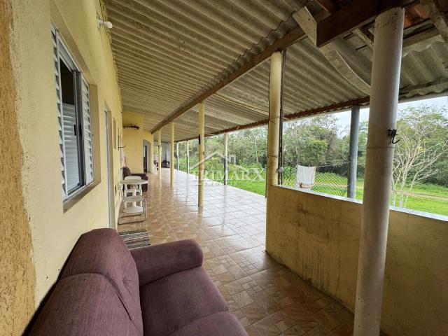 Casa no bairro Chácara Fazenda São João, em Peruíbe, no litoral sul de São Paulo, lado serra, em rua de terra. Imóvel com 565,26 m² de área total. — foto 3