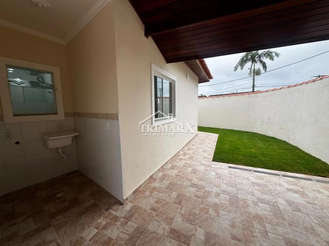 Casa no Jardim Peruíbe, em Peruíbe, no litoral sul de São Paulo, lado praia, a 1,9 km do mar, em rua pavimentada. Imóvel com 140 m² de área total. — foto 4