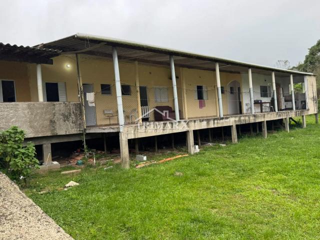 Casa no bairro Chácara Fazenda São João, em Peruíbe, no litoral sul de São Paulo, lado serra, em rua de terra. Imóvel com 565,26 m² de área total. — foto 4