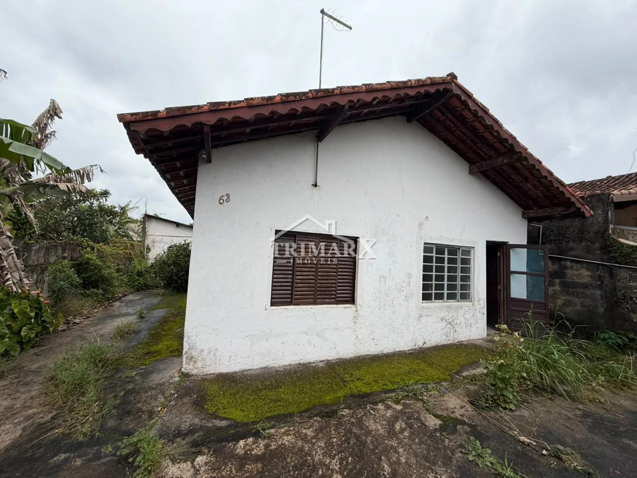Casa no Centro, em Peruíbe, no litoral sul de São Paulo, lado praia, a 1,8 km do mar, em rua pavimentada. Imóvel com 290 m² de área total. — foto 1