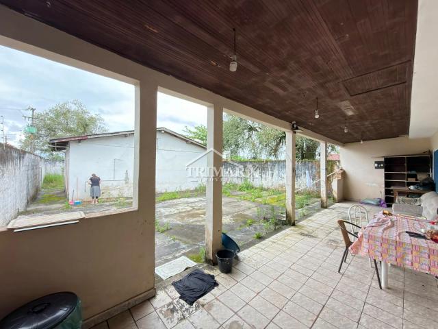 Casa no bairro Jardim Trevo, em Peruíbe, no litoral sul de São Paulo, em rua pavimentada. Imóvel com 360m² de área total. — foto 5